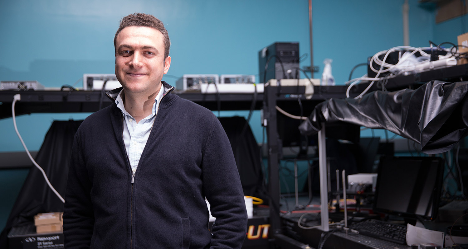 Aydogan Ozcan, recipient of the SPIE Dennis Gabor Award in Diffractive Optics in a lab