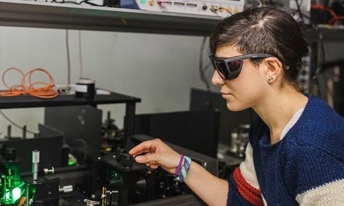 SPIE @ ICFO María Yzuel Fellowship recipient (2021-2023) Valeria Rocío-País, calibrating a photon detector on an optical table in the Optoelectronics Research lab of Professor Valerio Pruneri
