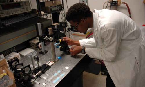Wesley Sims, 2022 recipient, in lab
