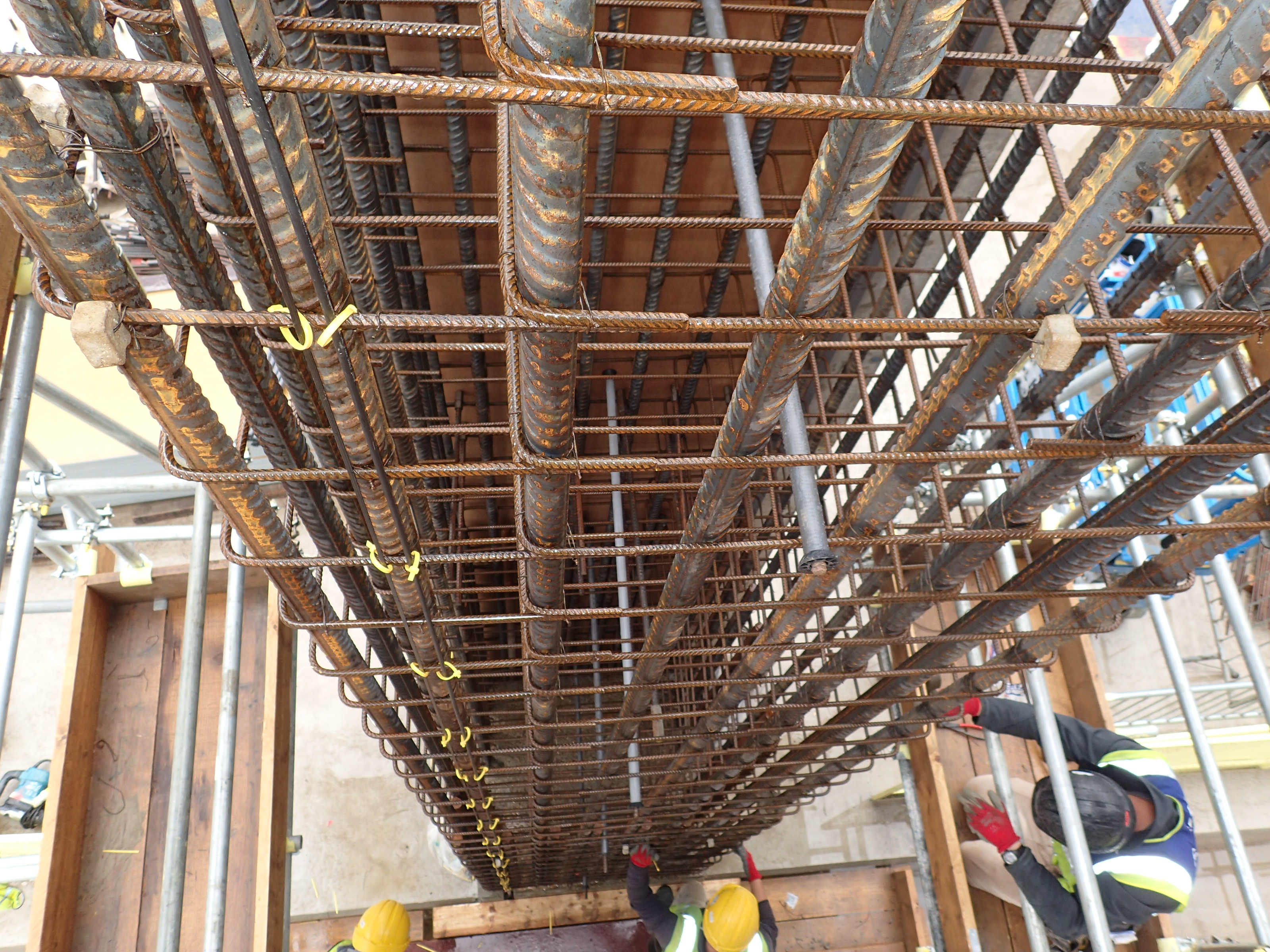 DFOS strain-sensing and temperature-sensing cables are attached to a column reinforcement