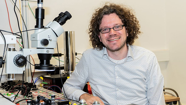 Prof. Michael Kues, head of the research group “Photonic Quantum Technologies” at Leibniz University Hannover