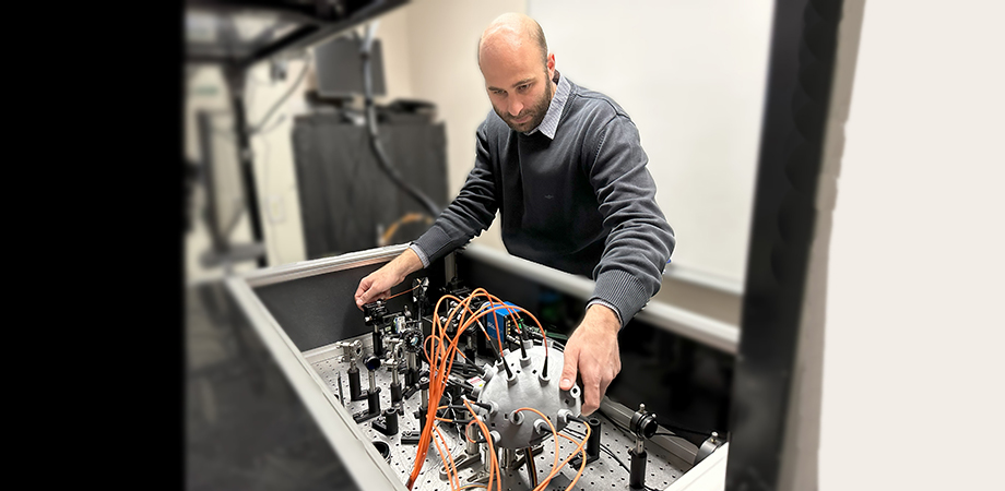 2024 SPIE-Franz Hillenkamp Fellowship recipient Simon Mahler in the lab, working on the multi-channel helmet, which uses infrared laser speckle imaging to non-invasively monitor cerebral blood flow in the human head across several locations simultaneously.
