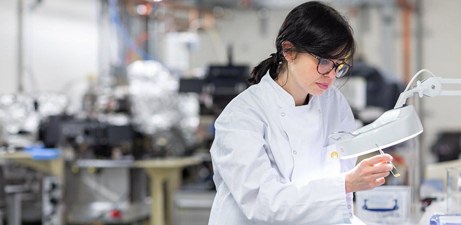 Jess Wade, shown in her lab, is the 2025 recipient of the SPIE Directors' Award. 