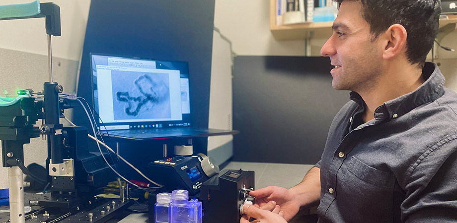 2023 SPIE -Franz Hillenkamp Postdoctoral Fellow Arutyun Bagramyan analyzing high-frame rate videos of human capillaries.