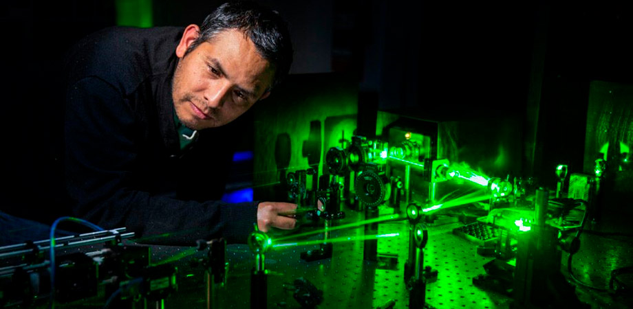 Carmelo Rosales-Guzmán at work in his lab.